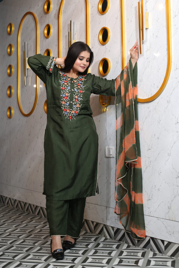 women suit green